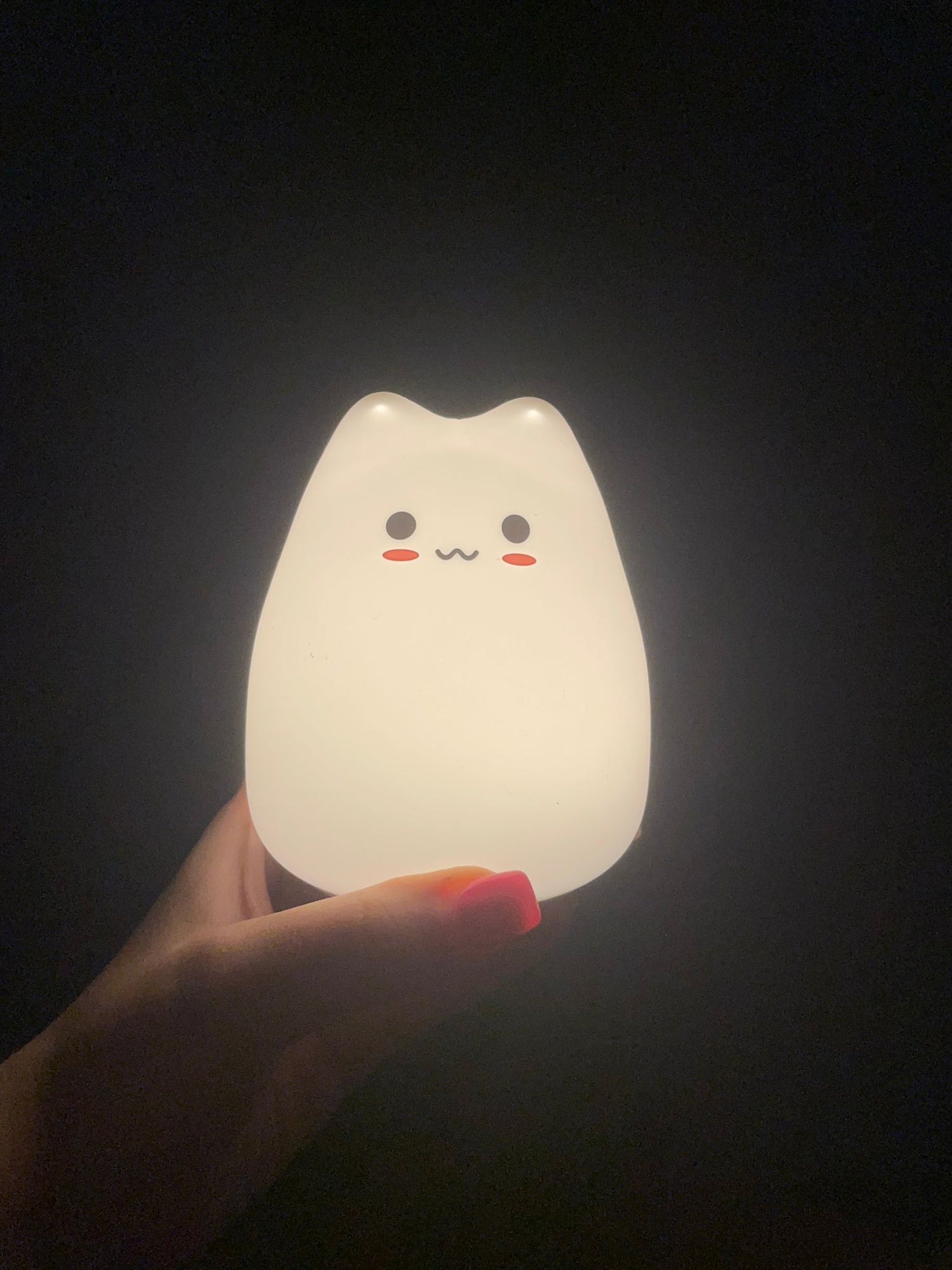 Glowing silicone cat lamp emits a warm light